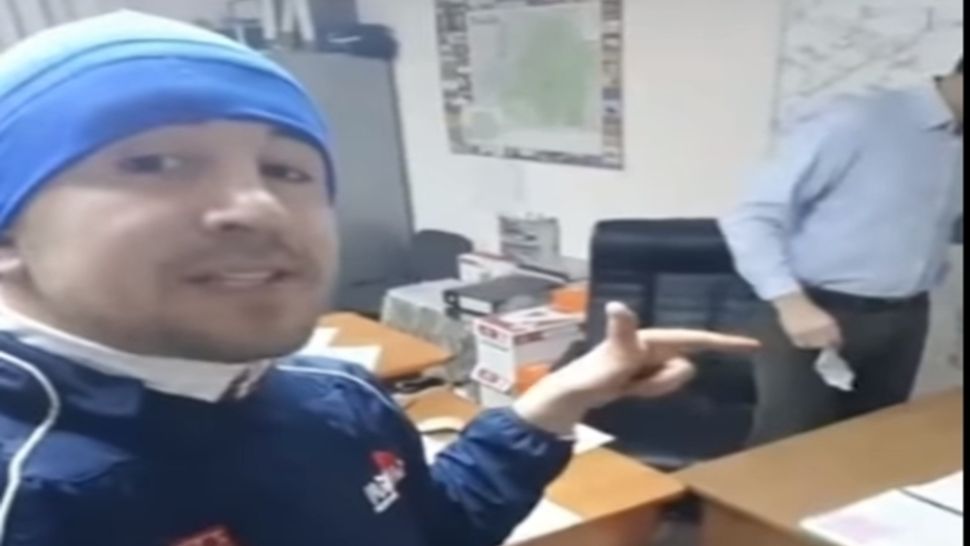 A transmis live pe Facebook din sediul Poliției și a fost încătușat pe loc. Caz revoltător în Gura Humorului