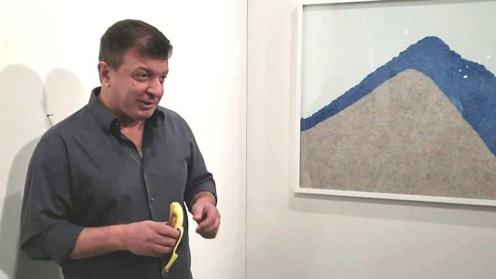 „Artistul” care a lipit bandă adezivă peste banană nu s-a supărat că i-a fost mâncată creația!