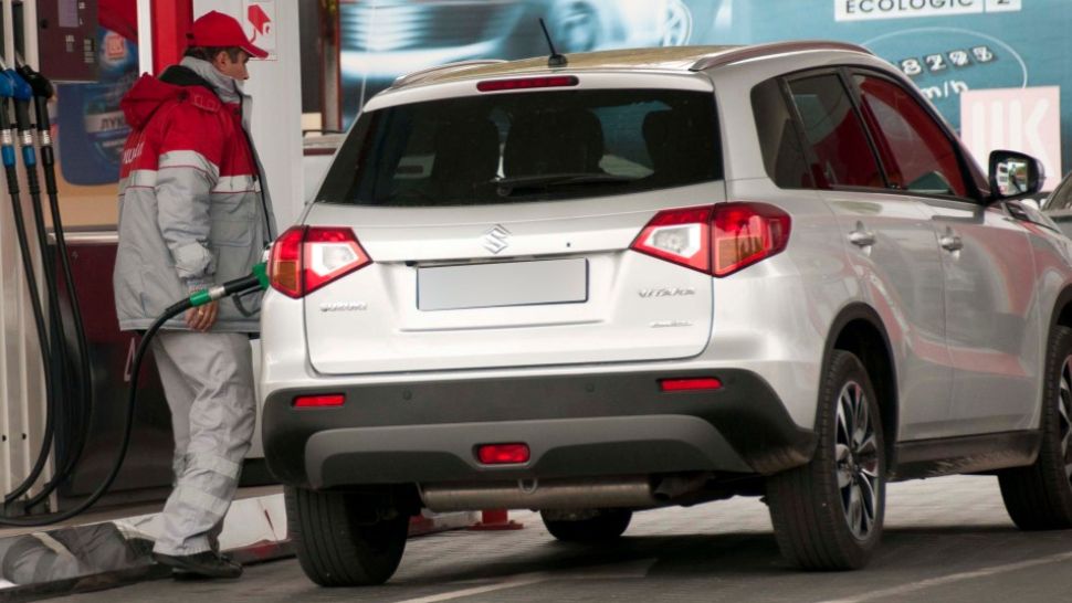 Românii, lăsați în așteptare. Autoritățile promit măsuri contra scumpirilor abia de luni. Ce soluții (mai) are statul pentru criza carburanților?