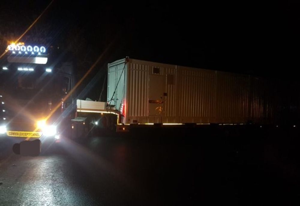 FOTO Un TIR uriaș, de 30 de metri, a rămas blocat într-o curbă periculoasă pe Valea Prahovei! Trafic blocat