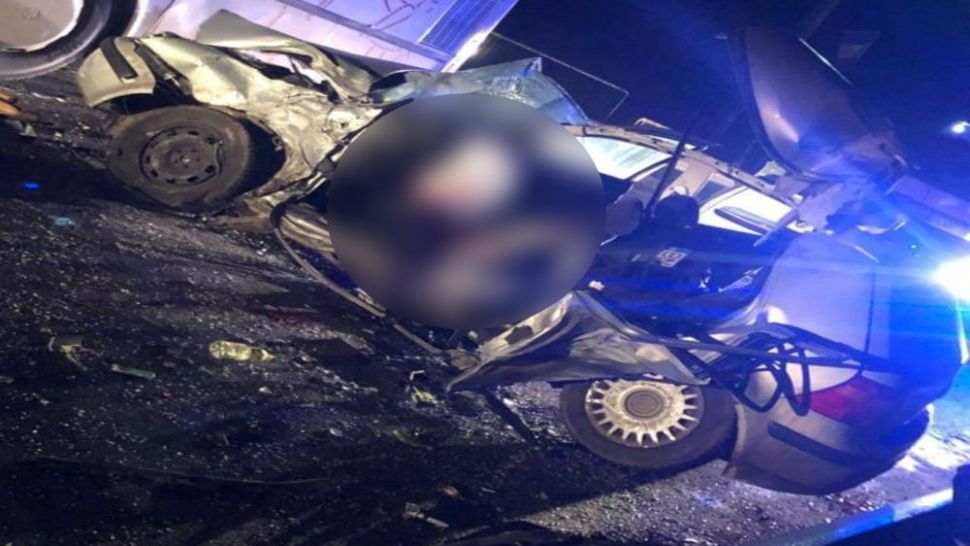 Accident cumplit. Un polițist a murit, după ce a intrat cu mașina într-un autobuz plin cu călători