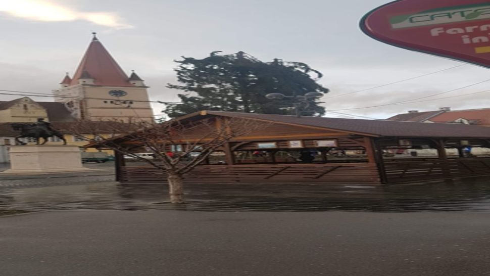 Cel mai înalt brad de Crăciun din România a rămas fără vârf