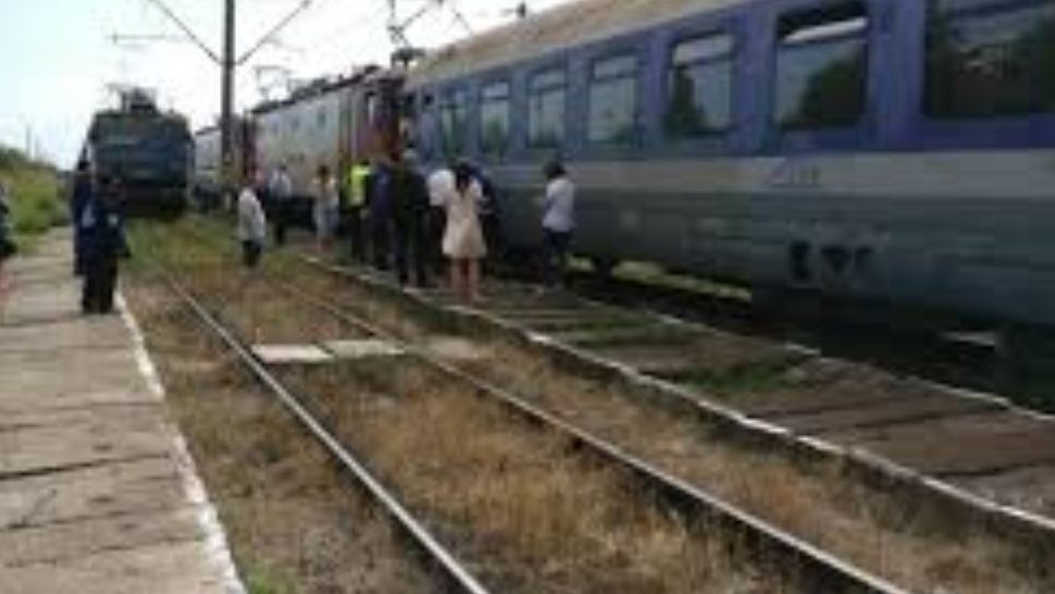 Locomotiva unui tren de călători, strivită de o bucată de stâncă desprinsă de pe munte. Traficul feroviar pe ruta Orşova-Valea Cernei, grav afectat - FOTO