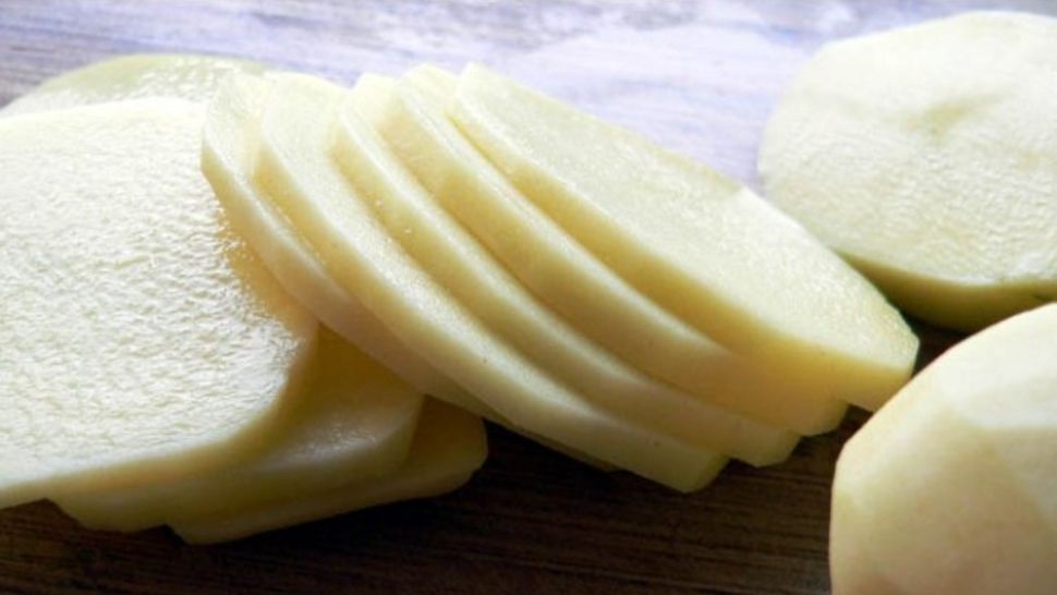 Şi-a pus felii de cartofi cu spirt la gât. Nu i-a venit să creadă ce efect a avut acest tratament