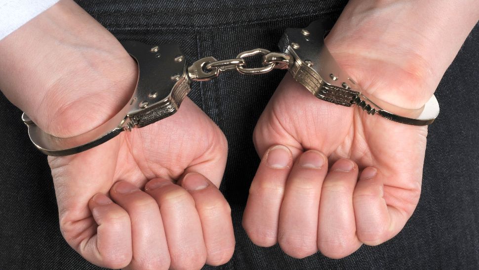 A încercat să-i dea 50 de euro unui polițist. Ce a urmat?