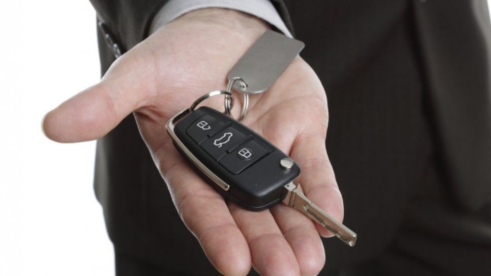 A găsit cheia unei mașini și a plecat cu autoturismul 