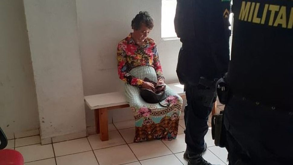 S-a îmbrăcat în hainele mamei sale, ca să dea examen în locul ei