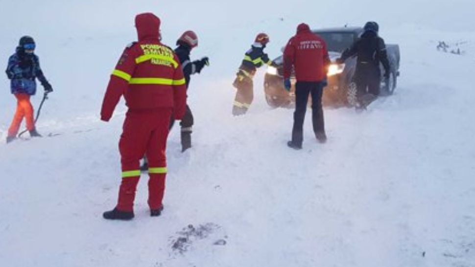 O maşină cu două tinere şi doi copii, înzăpezită pe un drum închis circulaţiei. Salvare dramatică
