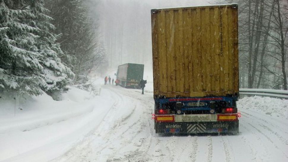 Trafic de coșmar, în condiții de iarnă. Mașini blocate în nămeți