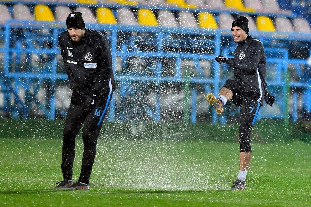 Vintilă și-a lăsat jucătorii în ploaie! Când se poate disputa meciul Voluntari – FCSB