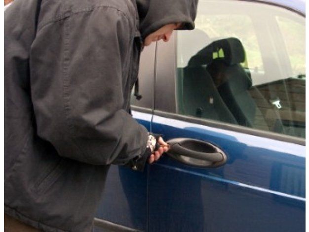 Hoț ghinionist. A fost prins când împingea maşina pe care o furase