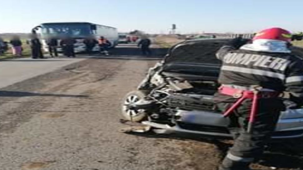 Accident rutier între un autobuz în care se aflau 20 de persoane și un autoturism. Două persoane au fost rănite