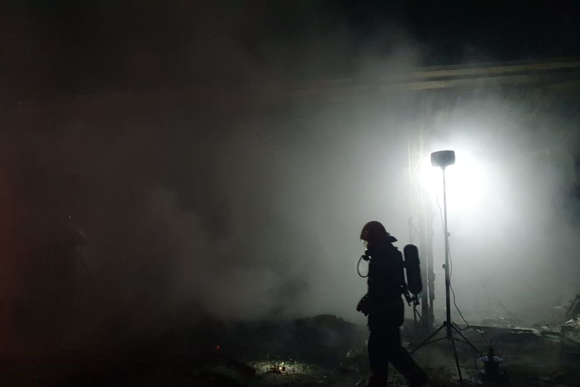 Incendiu puternic la o hală din județul Argeș. VIDEO