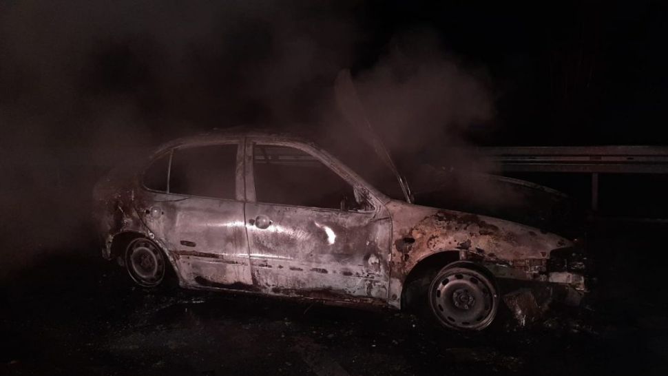 Mașină mistuită de flăcări, într-o parcare pentru TIR-uri. Cauza incendiului