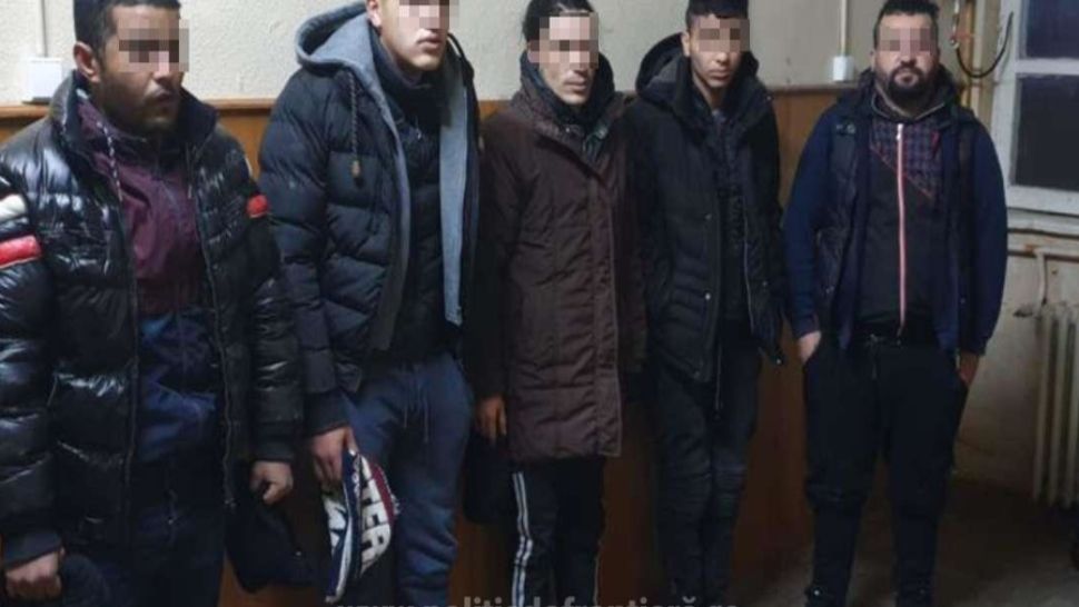12 migranți din Irak, Siria și India, descoperiți de către polițiștii de frontieră din Arad în timp ce încercau să treacă ilegal frontiera cu Ungaria