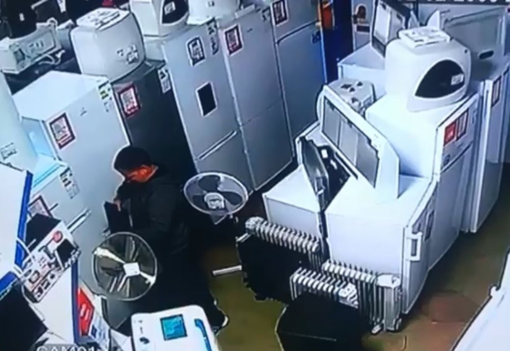 VIDEO INCREDIBIL! Cum să furi un laptop în câteva secunde!