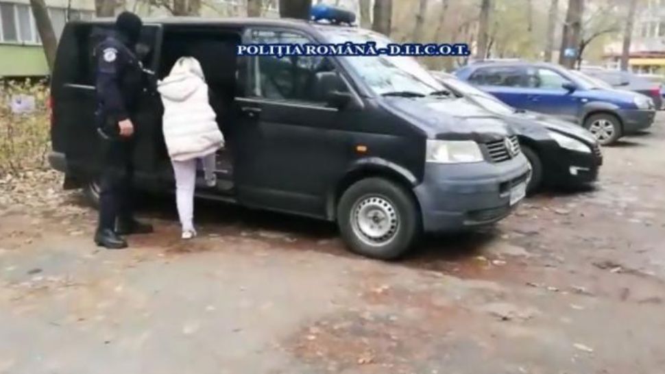 Mama și concubinul acesteia, reținuți în dosarul copiilor exploatați sexual de părinți