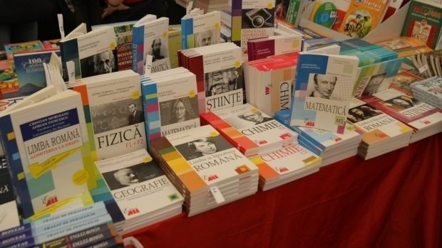 Peste 3,6 milioane de manuale de clasa a VIII-a vor fi cumpărate de Ministerul Educației