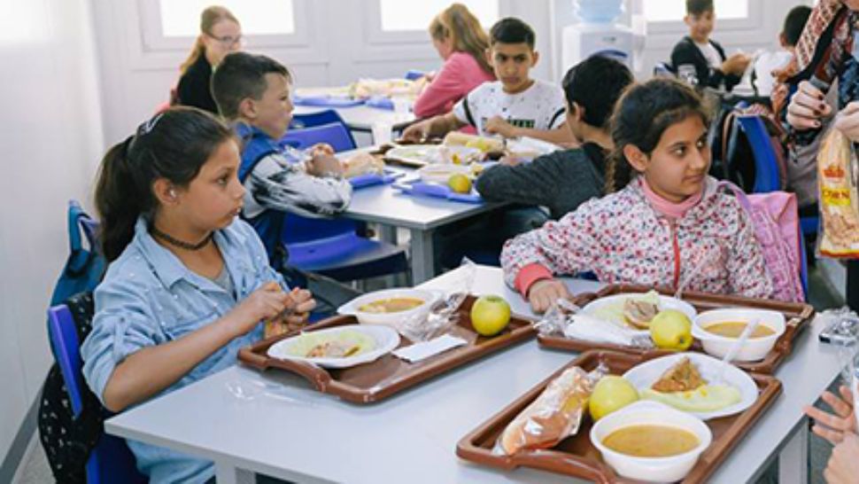 Programul „Masa caldă” va fi „încălzit” în 100 de școli din țară