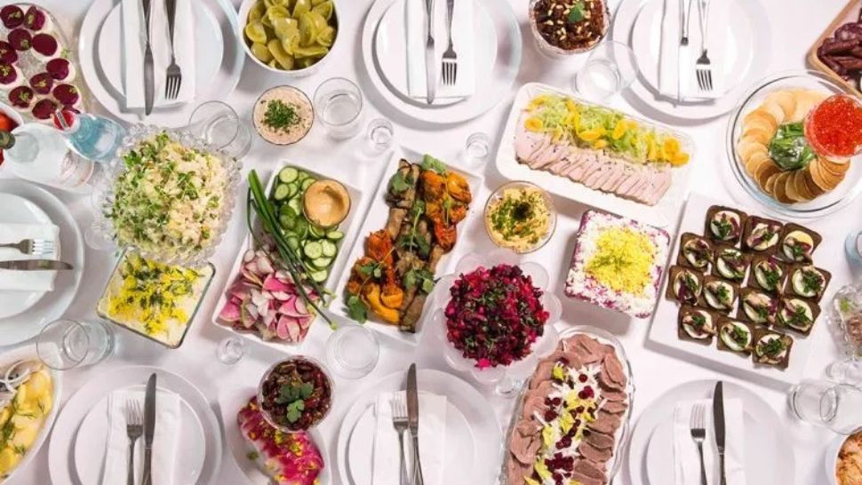 Tradiții culinare pentru masa de Revelion: Alimentele care aduc NOROC - NU trebuie să lipsească de pe masă!