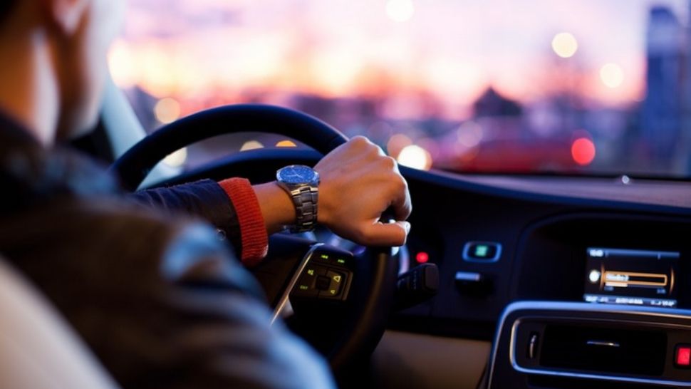 Lucruri pe care mulți șoferi NU le fac atunci când se urcă la volan și ne pun viața în PERICOL