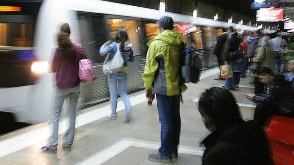Cum se circulă cu transportul în comun de sărbători în Capitală. Programul Metrorex și STB de Crăciun