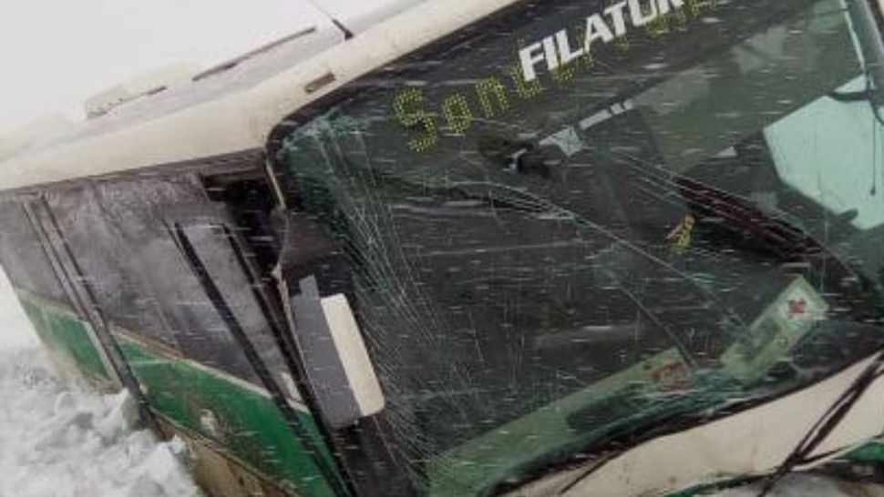 Un autobuz a intrat într-un cap de pod, la Corocăiești - Suceava