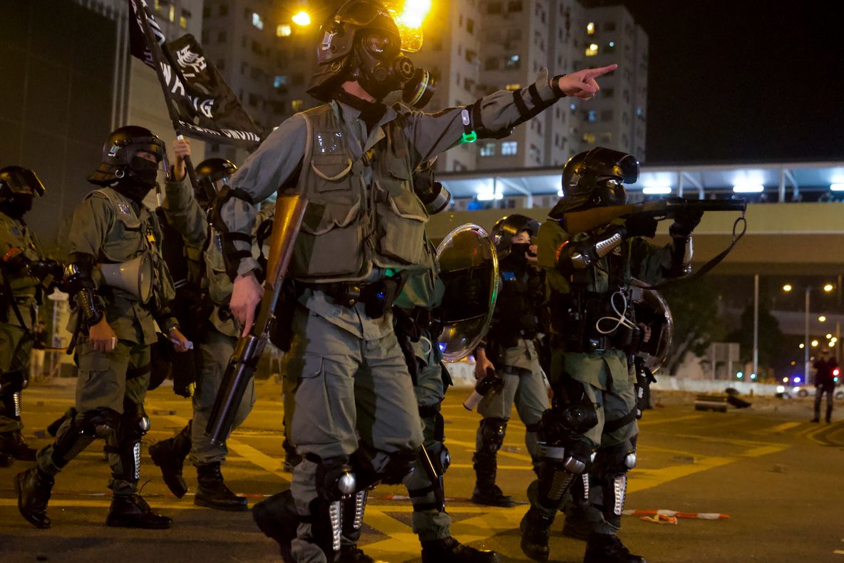 Noi ciocniri violente în Hong Kong între manifestanți și poliție