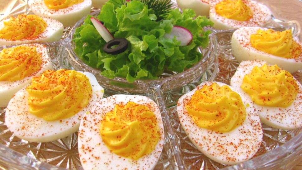 Ouă umplute, rețeta nelipsită de la masa de Revelion. Ingredientul secret