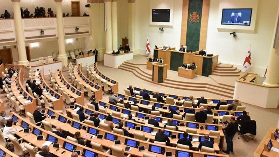 Ședință a Parlamentului, întreruptă de un miros de excremente