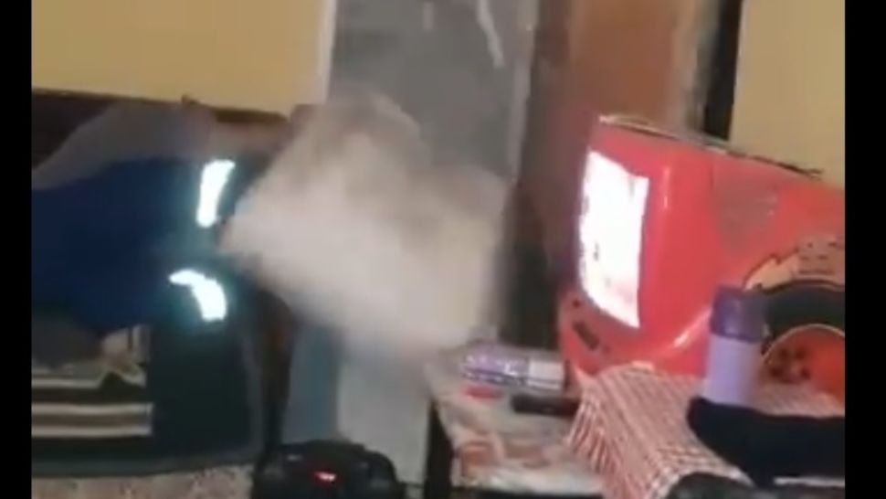 VIRAL. Un bărbat din Olt a băgat o petardă aprinsă în frigider și a a avut o "surpriză" de proporții