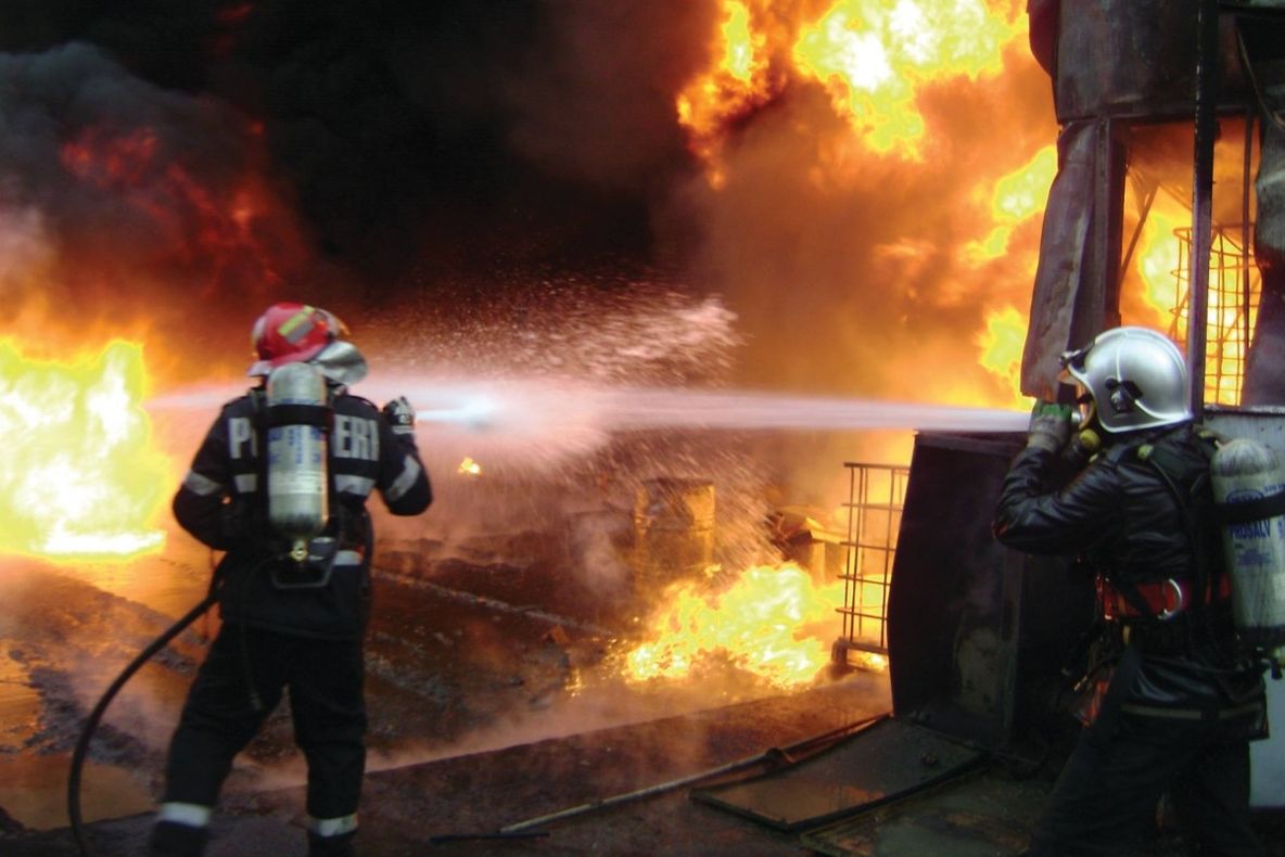 Un bărbat a murit într-un incendiu pornit de la o instalație de Crăciun