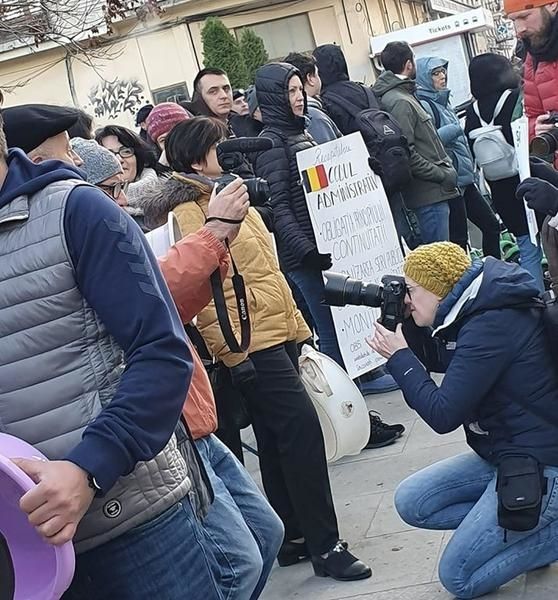 VIDEO Cu ligheanele în fața primăriei! Bucureștenii vor apă caldă și căldură!