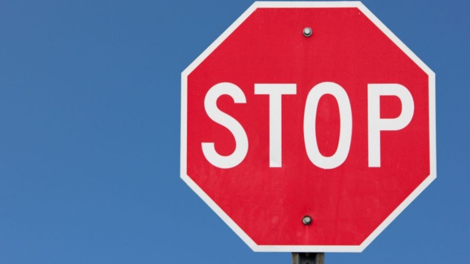  Un șofer de 30 de ani din Timis nu a ținut cont de indicatorul STOP și a plătit cu viața