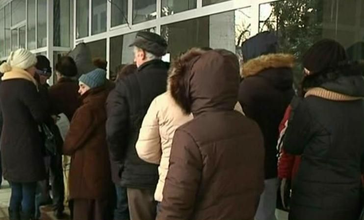 Sute de pensionari s-au călcat în picioare pentru un bilet de Revelion