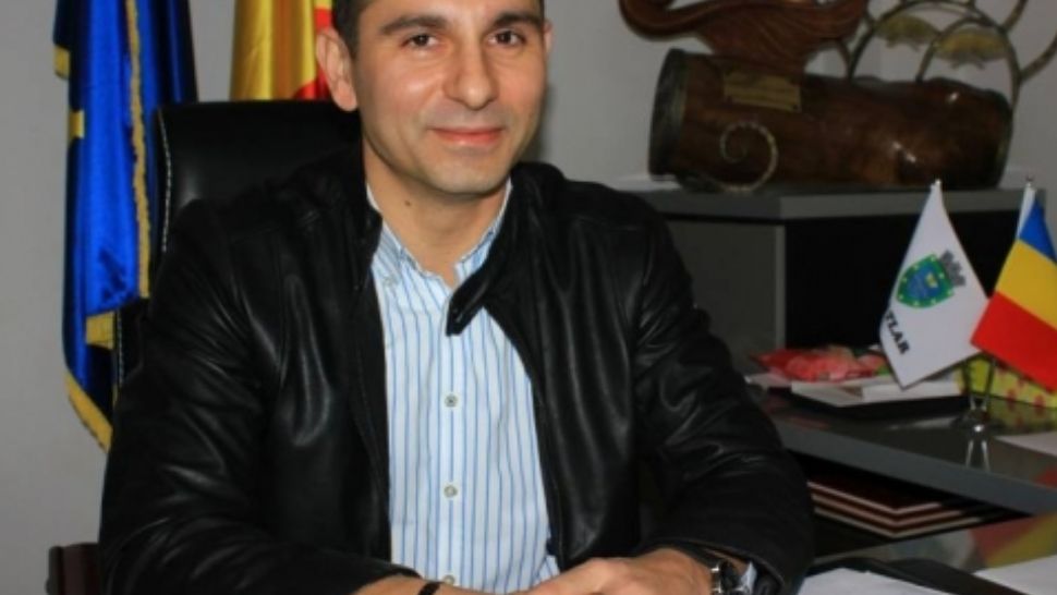 După ce premierul a anunțat înghețarea salariilor demnitarilor, un primar și-a mărit salariul cu 1.000 de lei