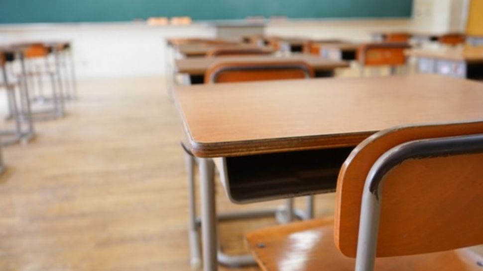 Scandal de proporții la un liceu din Ploiești! Eleve hărțuite sexual de un profesor.”Spunea ca femeia trebuie bătută până o auzi cu urechea”