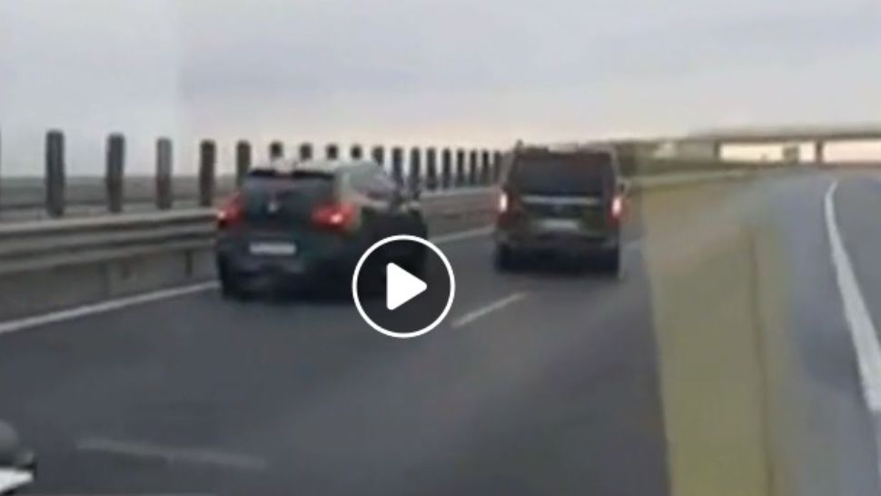 Șoferi inconștienți pe autostradă. S-a șicanat și au oprit pe banda de viteză VIDEO