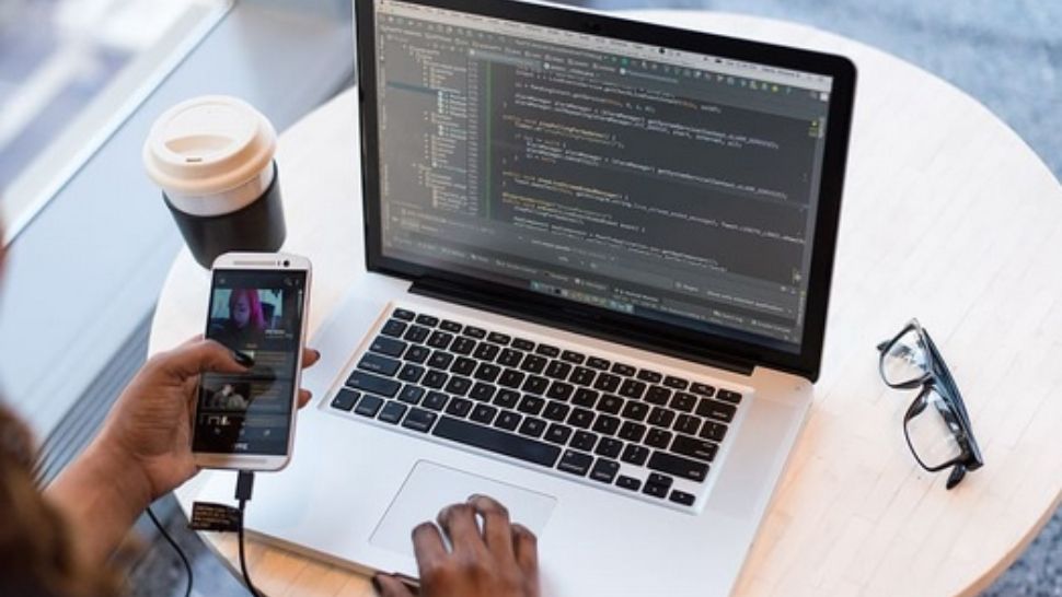 5 motive pentru care Software Developer este o alegere excelentă în carieră (P)