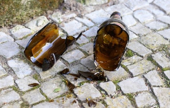 Scandal într-un bar din Dâmbovița: un bărbat a fost înjunghiat în gât