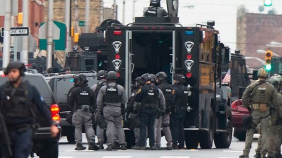 ATAC ARMAT în SUA: cel puţin 6 morţi. Autorităţile, în stare de alertă maximă