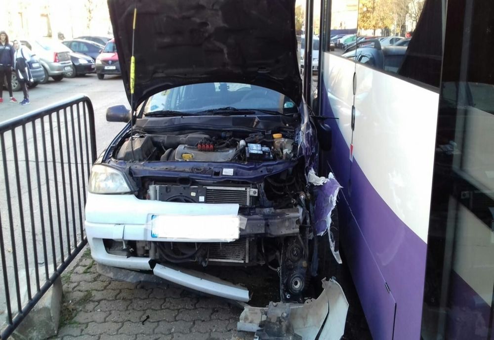 PANICĂ la Timișoara! Mașină proiectată în stația de tramvai: mai multe victime