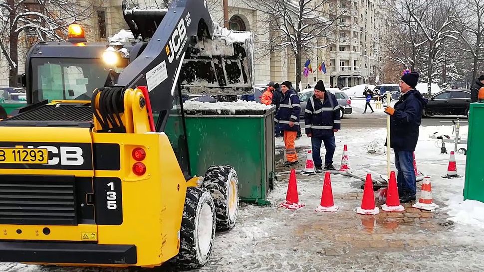 Prima ninsoare în Capitală: sunt pregătite 310 utilaje cu material antiderapant şi pentru pluguit zăpada