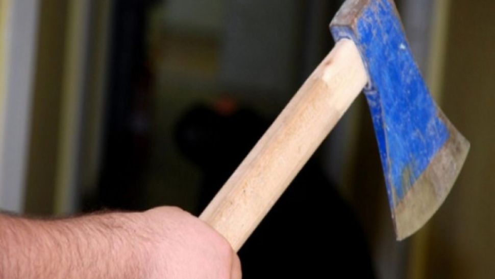 Motivul INCREDIBIL pentru care și-a băgat tatăl în spital, după ce i-a dat cu toporul în cap