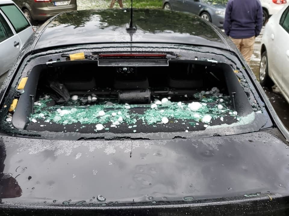 A distrus 7 mașini parcate, printre care și a sa, fără să fie la volan