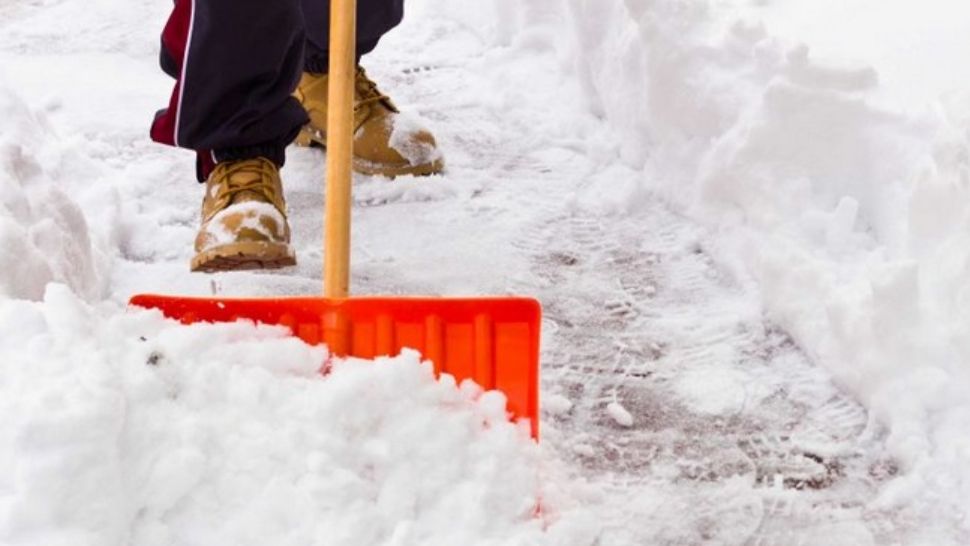 Descoperire macabră, în jud. Suceava: bărbat mort, acoperit de zăpadă, în fața casei