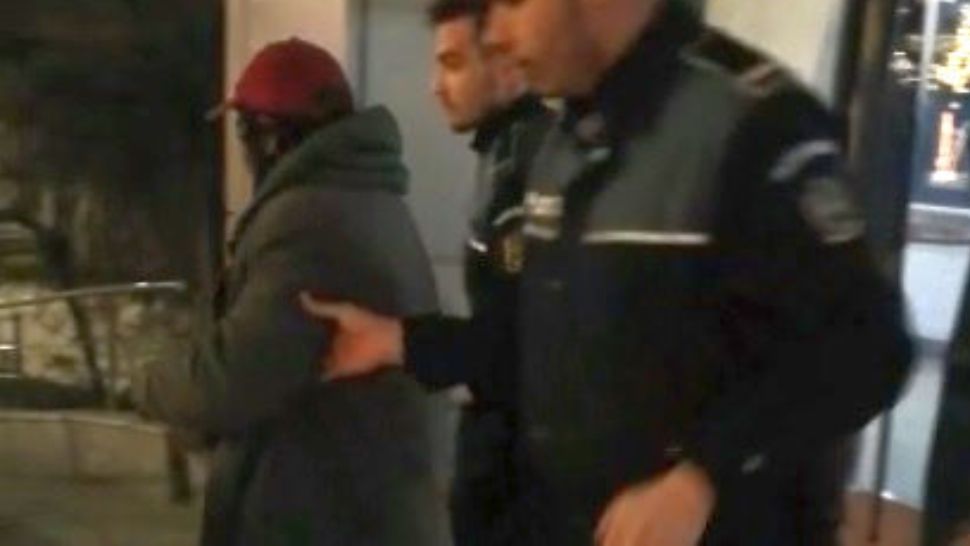 VIDEO Un bărbat fără adăpost, reținut în cazul câinelui găsit spânzurat de o ţeavă de gaze în București