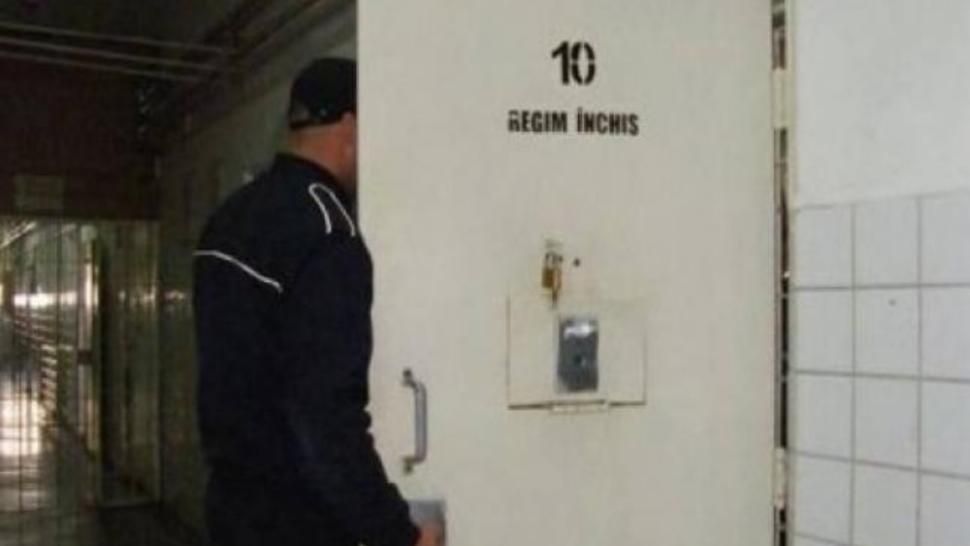 Cum a fost surprins un deținut când voia să producă țuică în celulă. Gardienilor nu le-a venit să creadă