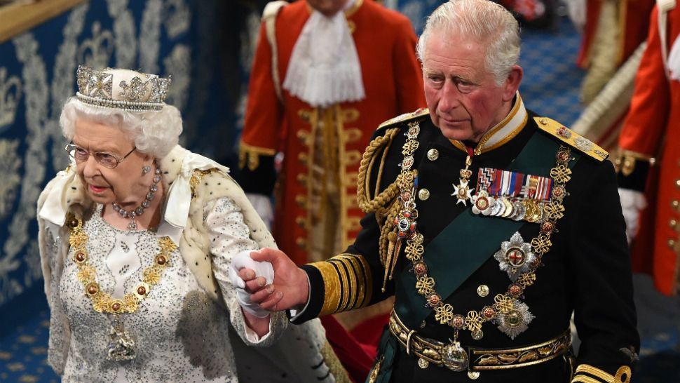 La 93 de ani, regina Elisabeta a II-a a convocat o întâlnire de urgență