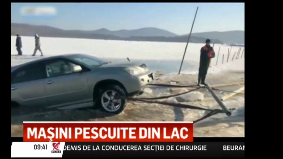 Imagini spectaculoase! Zeci de mașini au fost înghițite de gheață VIDEO